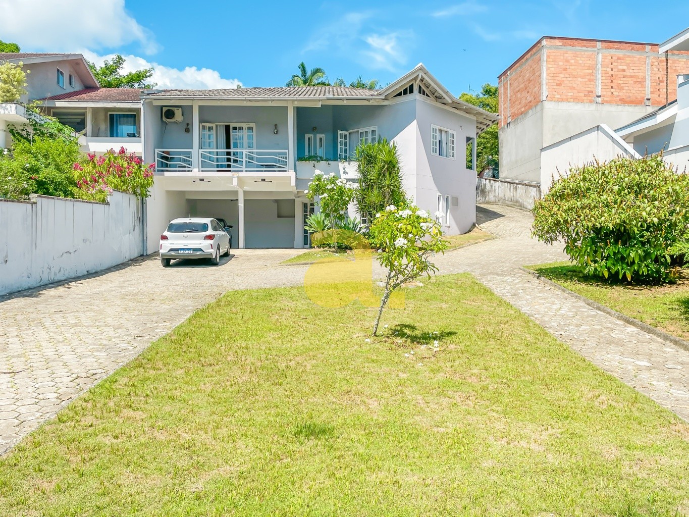 Casa para alugar com 4 quartos, 250m² - Foto 1