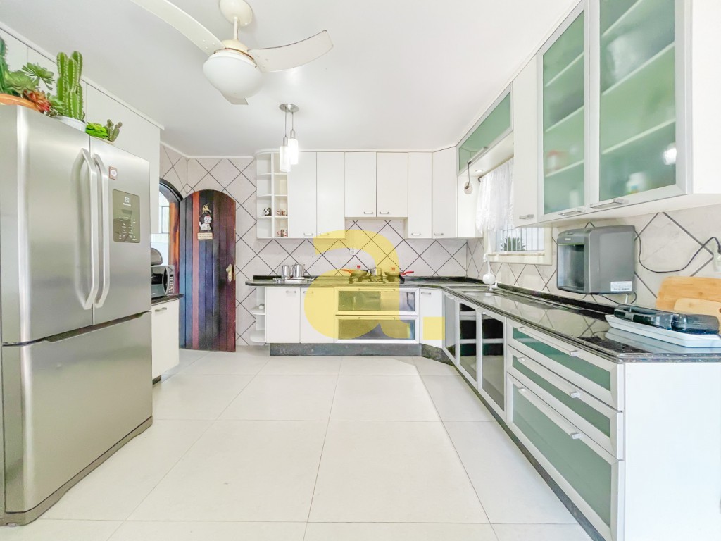 Casa para alugar com 5 quartos, 280m² - Foto 9