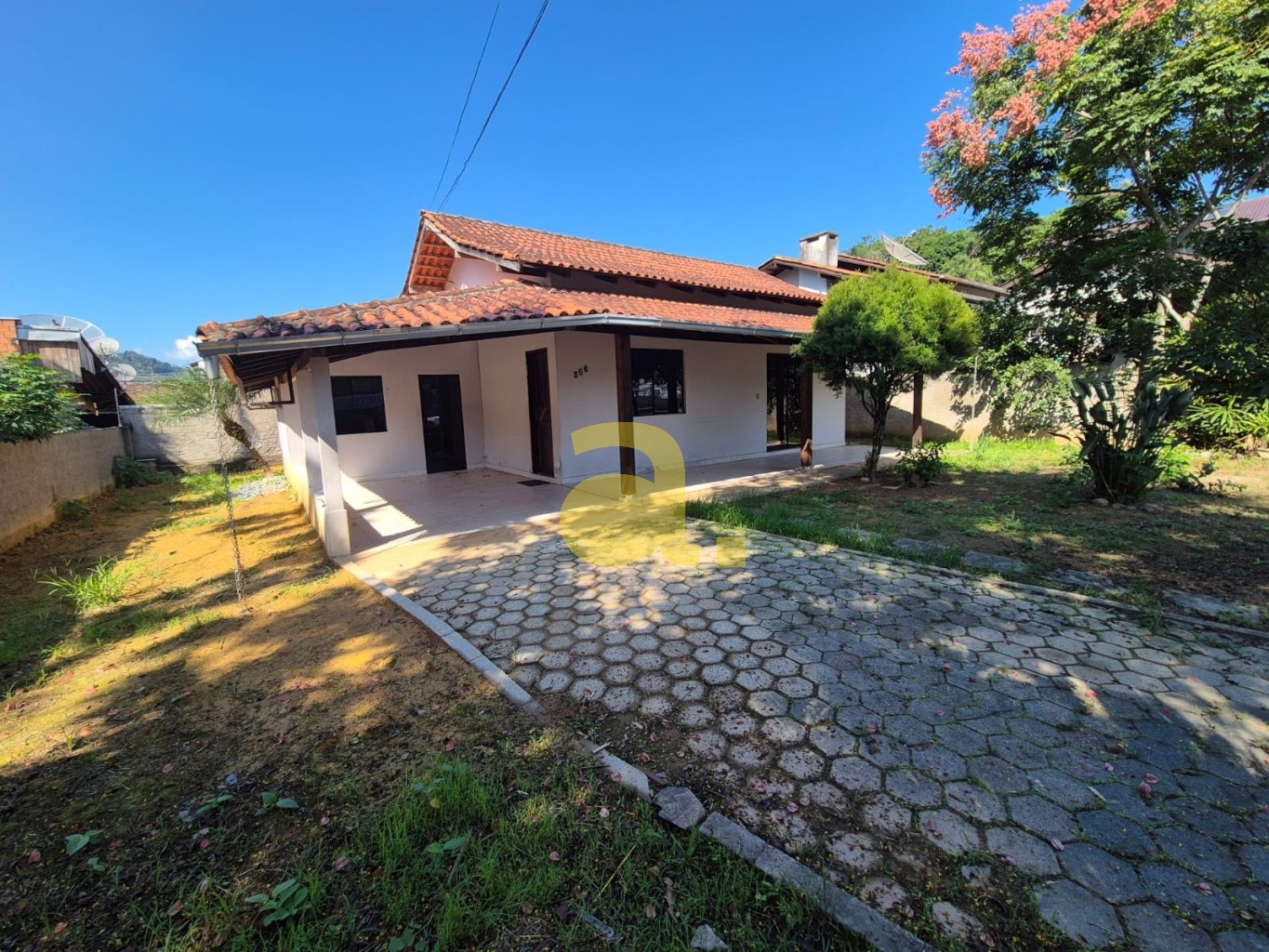 Casa para alugar com 2 quartos, 90m² - Foto 1