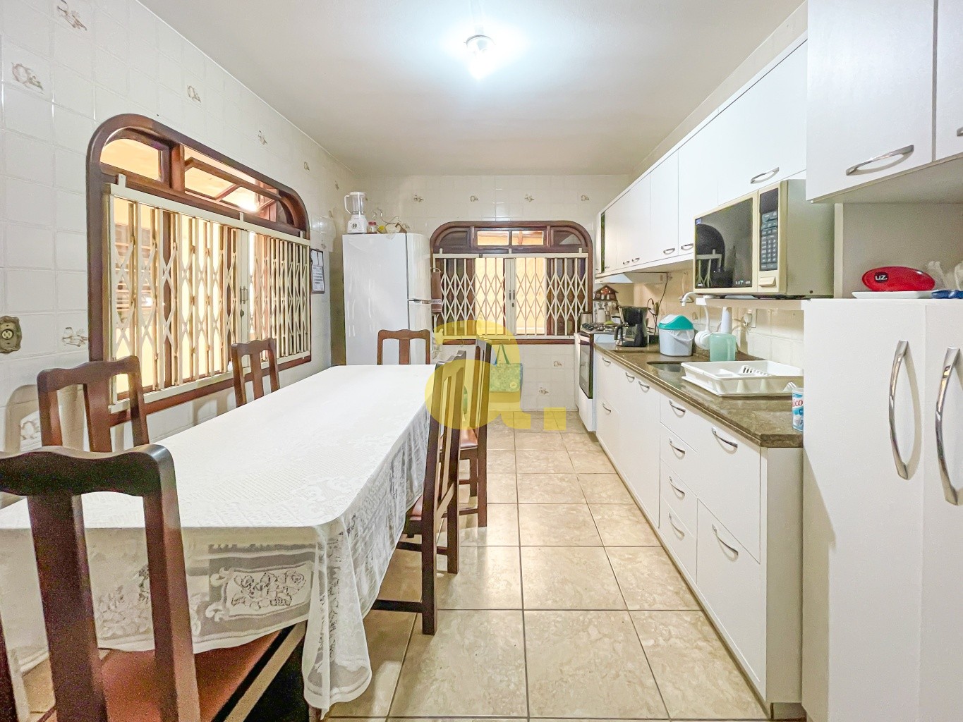 Casa para alugar com 4 quartos, 200m² - Foto 12