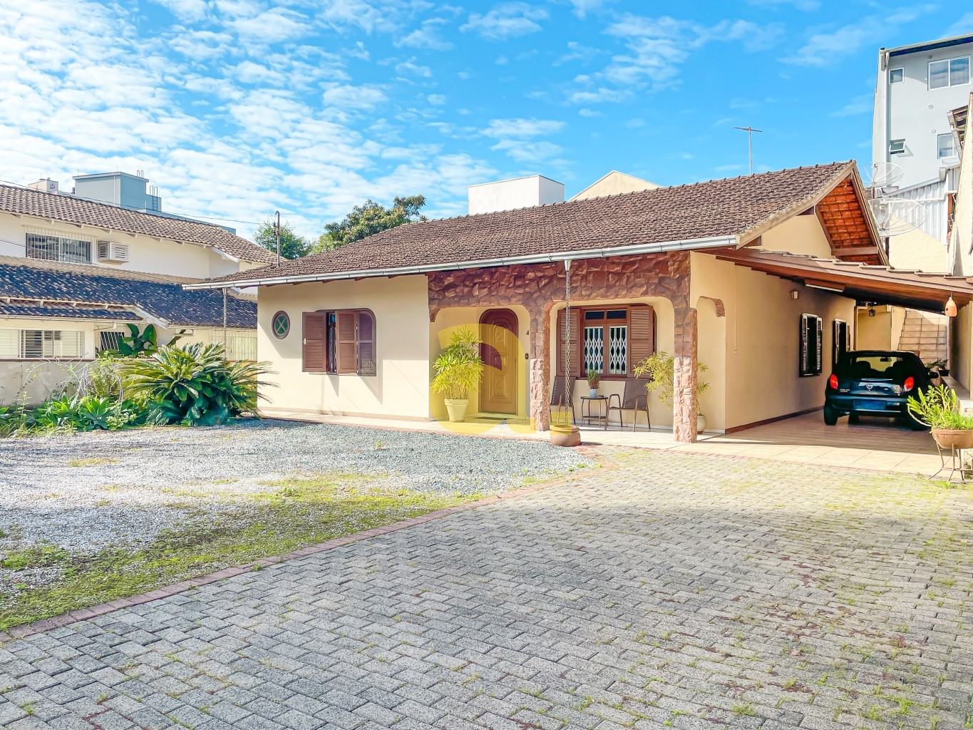 Casa para alugar com 4 quartos, 200m² - Foto 1