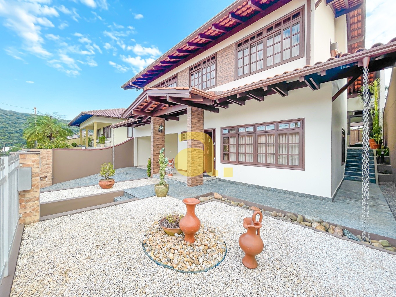 Casa à venda com 3 quartos, 235m² - Foto 1