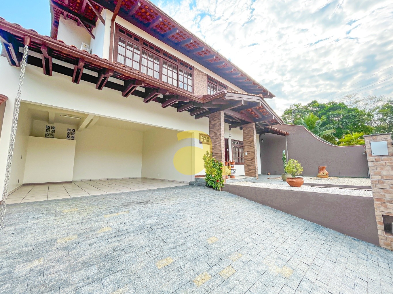 Casa à venda com 3 quartos, 235m² - Foto 2