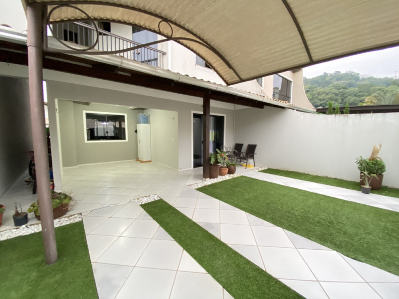 Sobrado Residencial, com 03 dormitórios, sendo uma suíte e vaga para 2 carros, no bairro Itoupavazinha em Blumenau! — foto 2