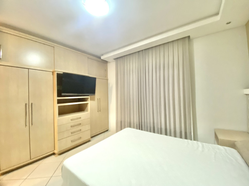 Casa com 04 dormitórios, sendo 03 suítes, 01 máster com hidromassagem e closet. Ampla sala de TV com lareira, sala de estar, cozinha e sala de jantar conjugadas, banheiro social e uma linda área de festas integrada com a casa. — foto 4