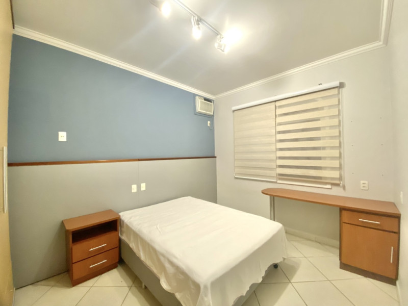 Casa com 04 dormitórios, sendo 03 suítes, 01 máster com hidromassagem e closet. Ampla sala de TV com lareira, sala de estar, cozinha e sala de jantar conjugadas, banheiro social e uma linda área de festas integrada com a casa. — foto 6