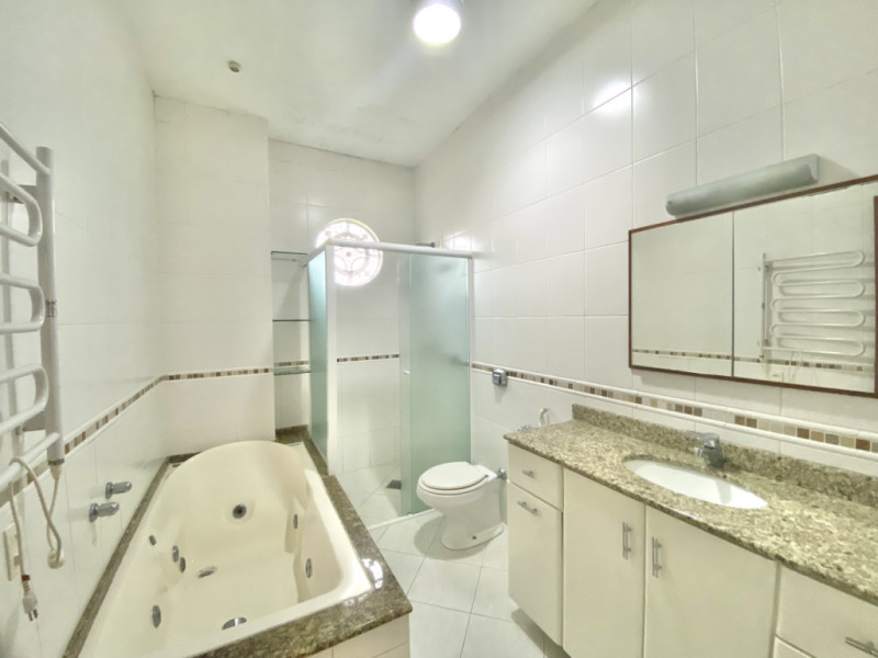 Casa com 04 dormitórios, sendo 03 suítes, 01 máster com hidromassagem e closet. Ampla sala de TV com lareira, sala de estar, cozinha e sala de jantar conjugadas, banheiro social e uma linda área de festas integrada com a casa. — foto 5