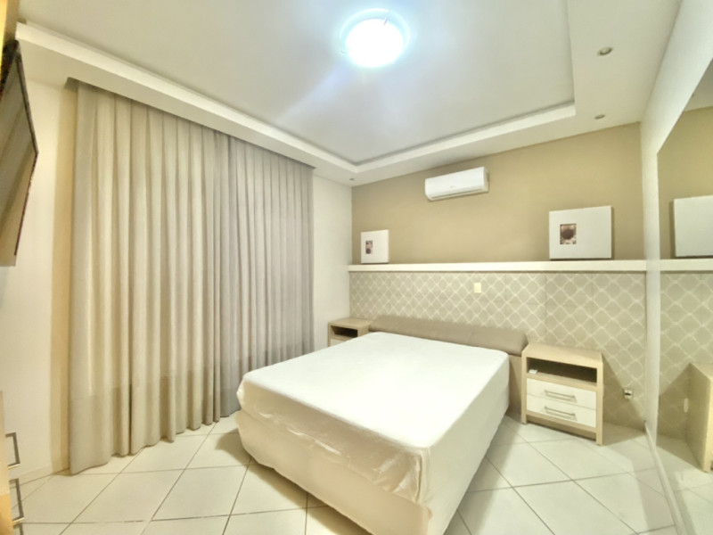 Casa com 04 dormitórios, sendo 03 suítes, 01 máster com hidromassagem e closet. Ampla sala de TV com lareira, sala de estar, cozinha e sala de jantar conjugadas, banheiro social e uma linda área de festas integrada com a casa. — foto 3