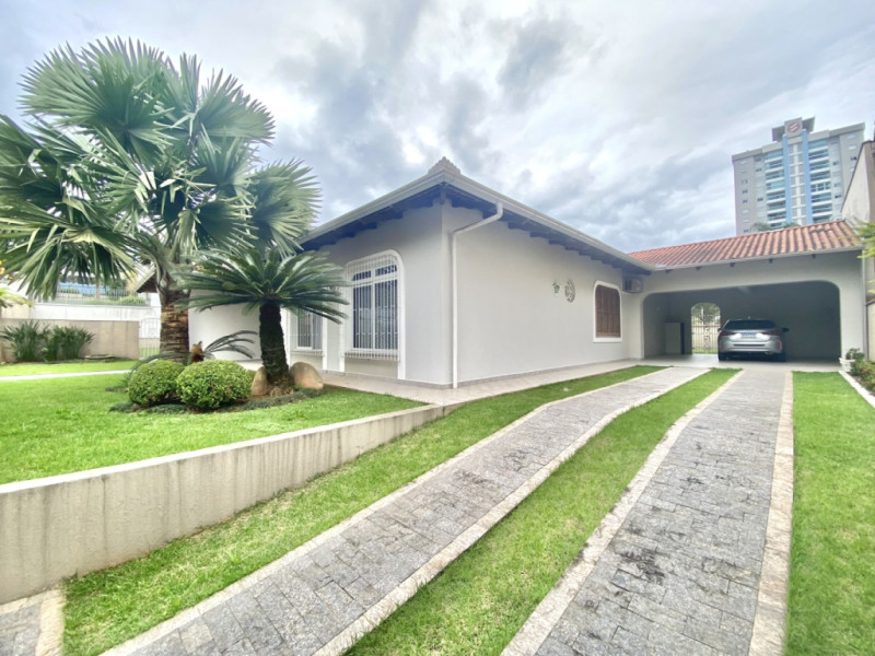 Casa com 04 dormitórios, sendo 03 suítes, 01 máster com hidromassagem e closet. Ampla sala de TV com lareira, sala de estar, cozinha e sala de jantar conjugadas, banheiro social e uma linda área de festas integrada com a casa. — foto 2