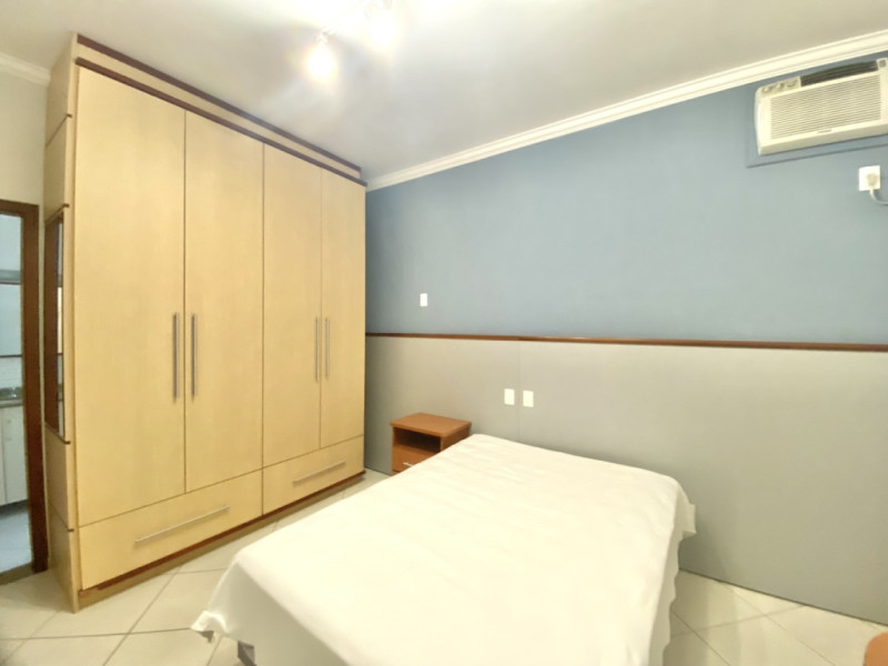 Casa com 04 dormitórios, sendo 03 suítes, 01 máster com hidromassagem e closet. Ampla sala de TV com lareira, sala de estar, cozinha e sala de jantar conjugadas, banheiro social e uma linda área de festas integrada com a casa. — foto 7