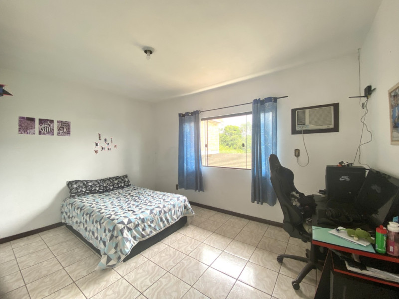 Ampla casa para venda no bairro Itoupava Centr 422,50m de área total, o imóvel contem 3 dormitórios, cozinha, sala estar, sala de jantar, varanda, banheiro social, área de festa com churrasqueira, área de serviço, amplo quintal e 02 vagas de garagem cobertas. — foto 5