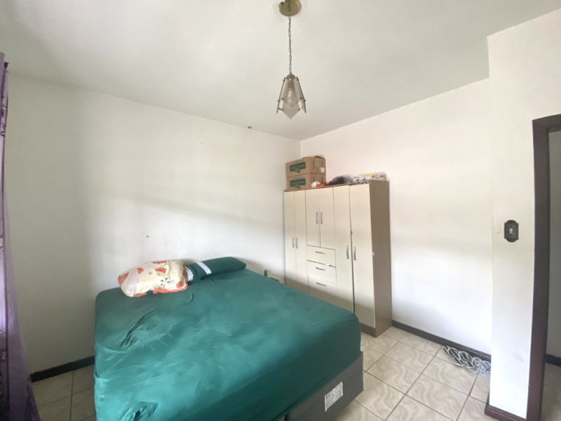 Ampla casa para venda no bairro Itoupava Centr 422,50m de área total, o imóvel contem 3 dormitórios, cozinha, sala estar, sala de jantar, varanda, banheiro social, área de festa com churrasqueira, área de serviço, amplo quintal e 02 vagas de garagem cobertas. — foto 4