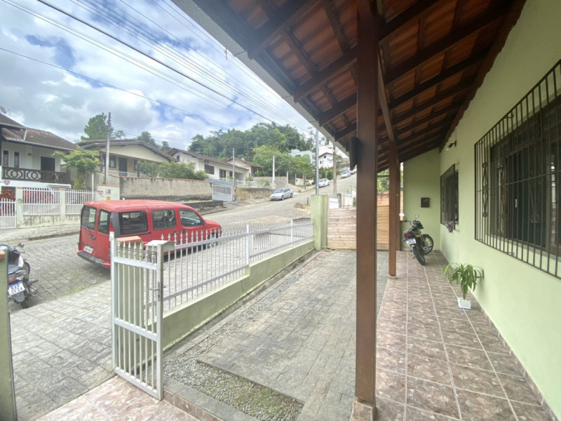 Ampla casa para venda no bairro Itoupava Centr 422,50m de área total, o imóvel contem 3 dormitórios, cozinha, sala estar, sala de jantar, varanda, banheiro social, área de festa com churrasqueira, área de serviço, amplo quintal e 02 vagas de garagem cobertas. — foto 2