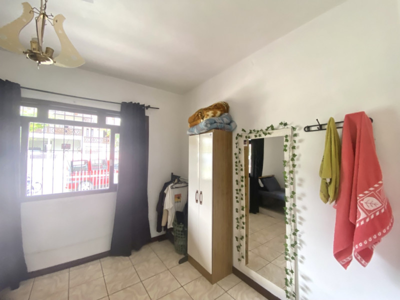 Ampla casa para venda no bairro Itoupava Centr 422,50m de área total, o imóvel contem 3 dormitórios, cozinha, sala estar, sala de jantar, varanda, banheiro social, área de festa com churrasqueira, área de serviço, amplo quintal e 02 vagas de garagem cobertas. — foto 7