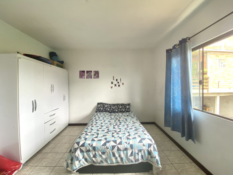 Ampla casa para venda no bairro Itoupava Centr 422,50m de área total, o imóvel contem 3 dormitórios, cozinha, sala estar, sala de jantar, varanda, banheiro social, área de festa com churrasqueira, área de serviço, amplo quintal e 02 vagas de garagem cobertas. — foto 6