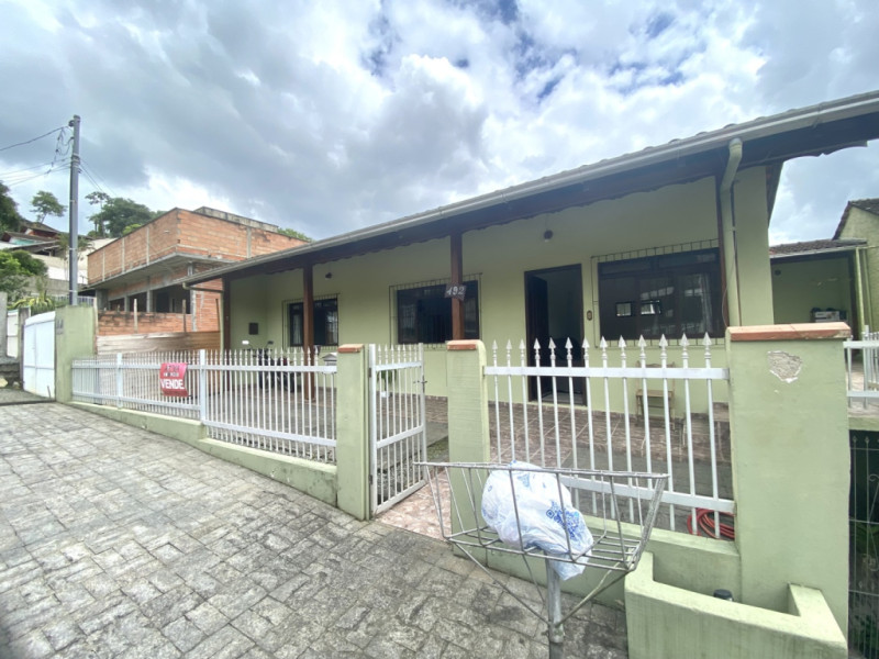 Ampla casa para venda no bairro Itoupava Centr 422,50m de área total, o imóvel contem 3 dormitórios, cozinha, sala estar, sala de jantar, varanda, banheiro social, área de festa com churrasqueira, área de serviço, amplo quintal e 02 vagas de garagem cobertas. - foto 1