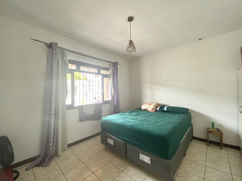 Ampla casa para venda no bairro Itoupava Centr 422,50m de área total, o imóvel contem 3 dormitórios, cozinha, sala estar, sala de jantar, varanda, banheiro social, área de festa com churrasqueira, área de serviço, amplo quintal e 02 vagas de garagem cobertas. — foto 3