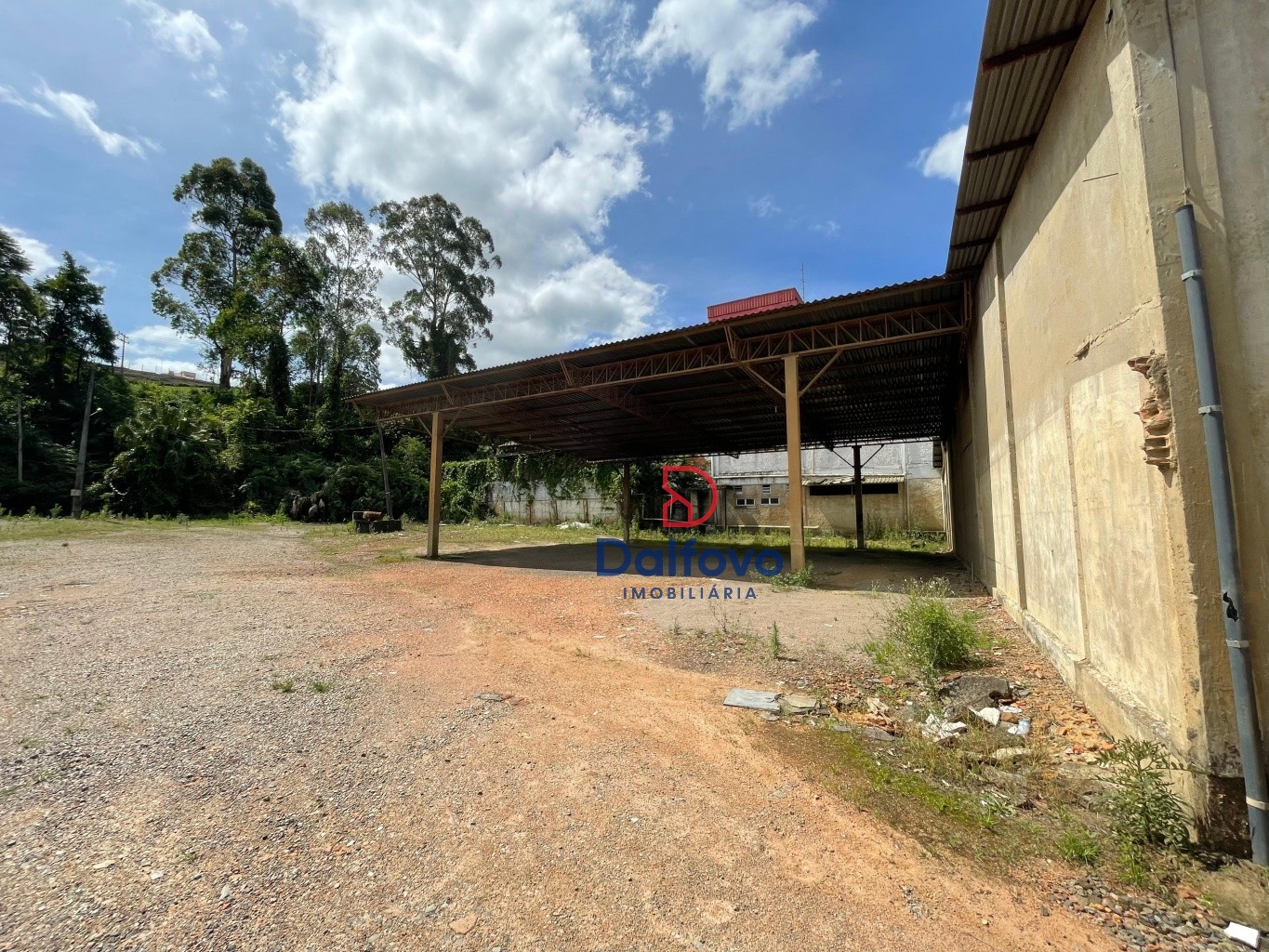 Estacionamento fundos