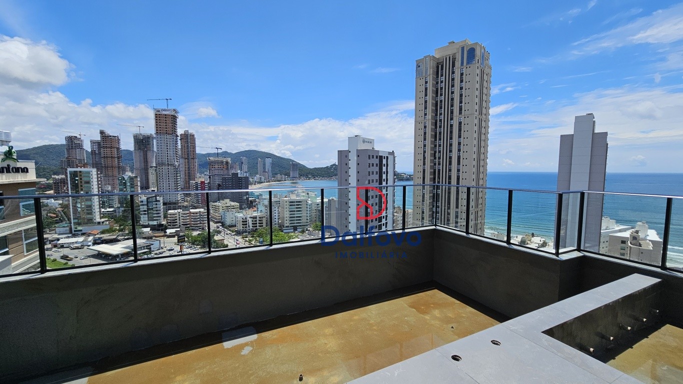 Área de Lazer com Piscinas