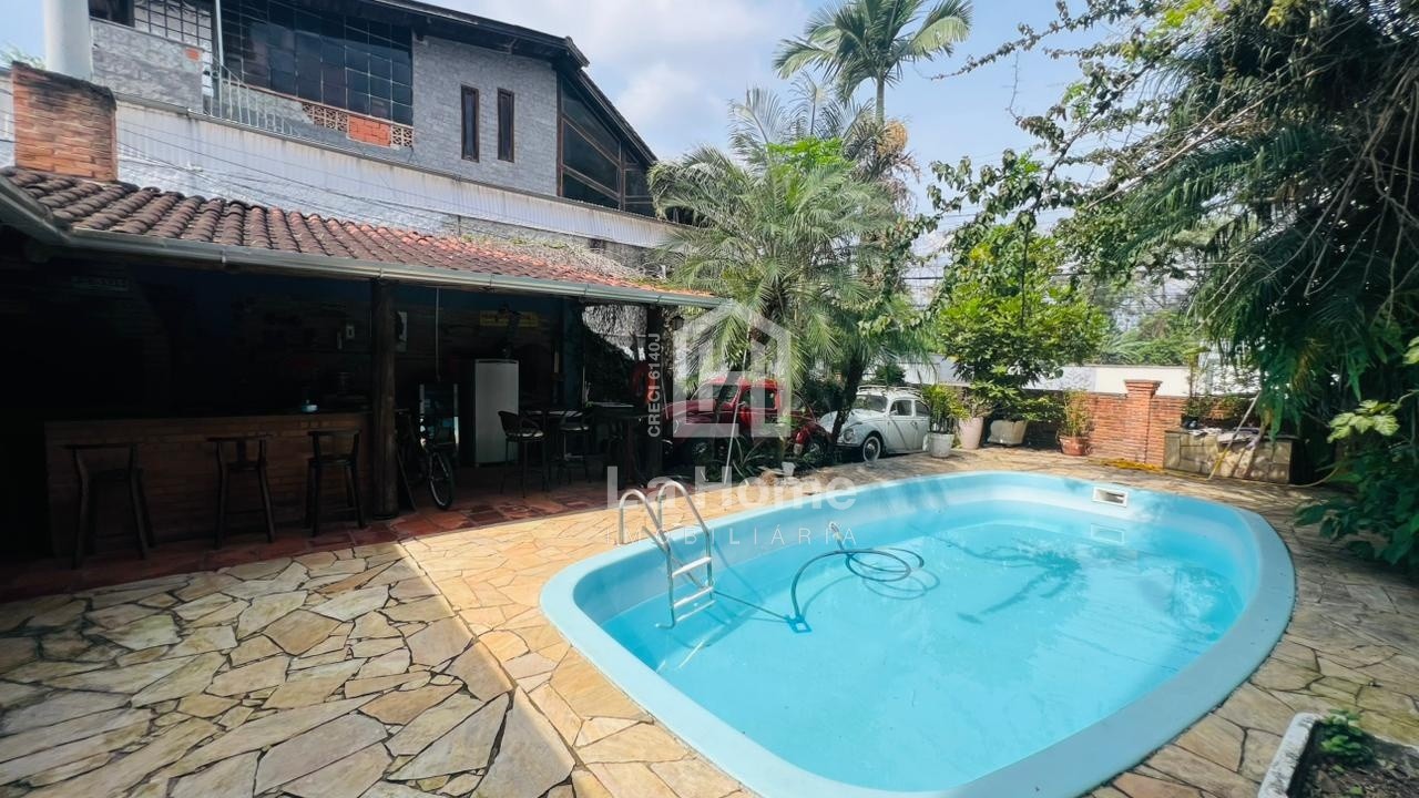 Casa com 05 dormitórios (01 suíte), 04 vagas de garagem e piscina à venda em Blumenau, Bairro Vila Nova - foto 1