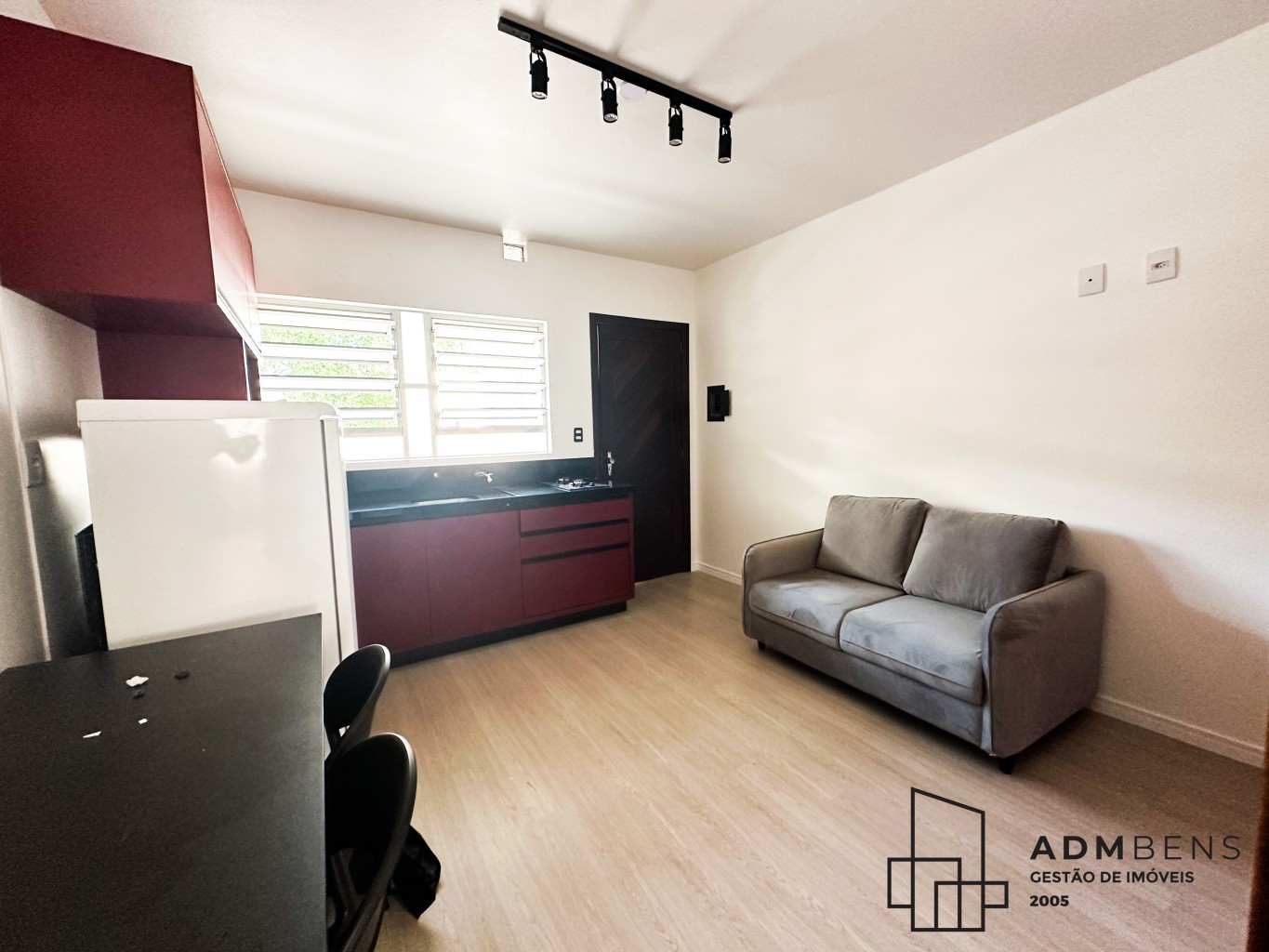 Apartamento de 1 quarto, todo mobiliado, com ar condicionado, armario, iluminação, piso vinílico, geladeira — foto 2