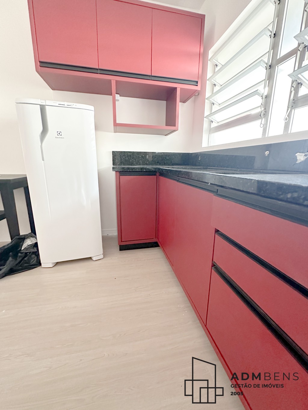 Apartamento de 1 quarto, todo mobiliado, com ar condicionado, armario, iluminação, piso vinílico, geladeira — foto 4