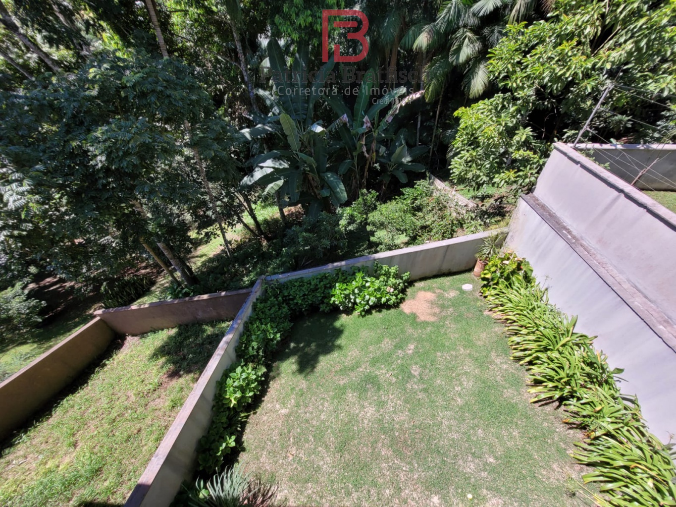 Terreno fundos