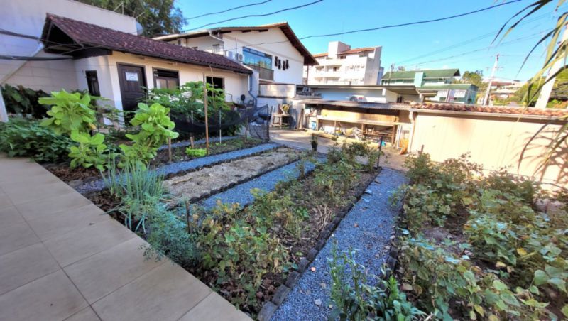Terreno livre lateral