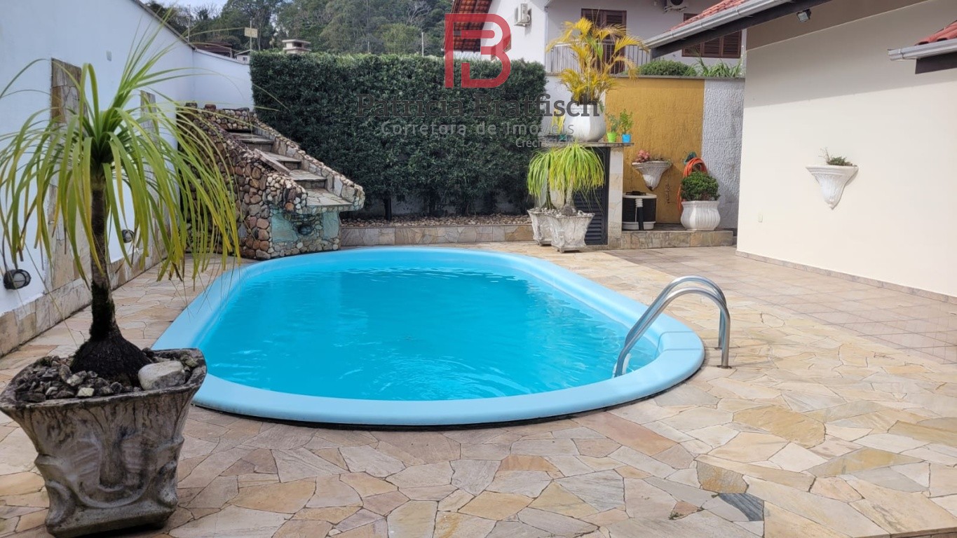 Piscina aquecida com cascata