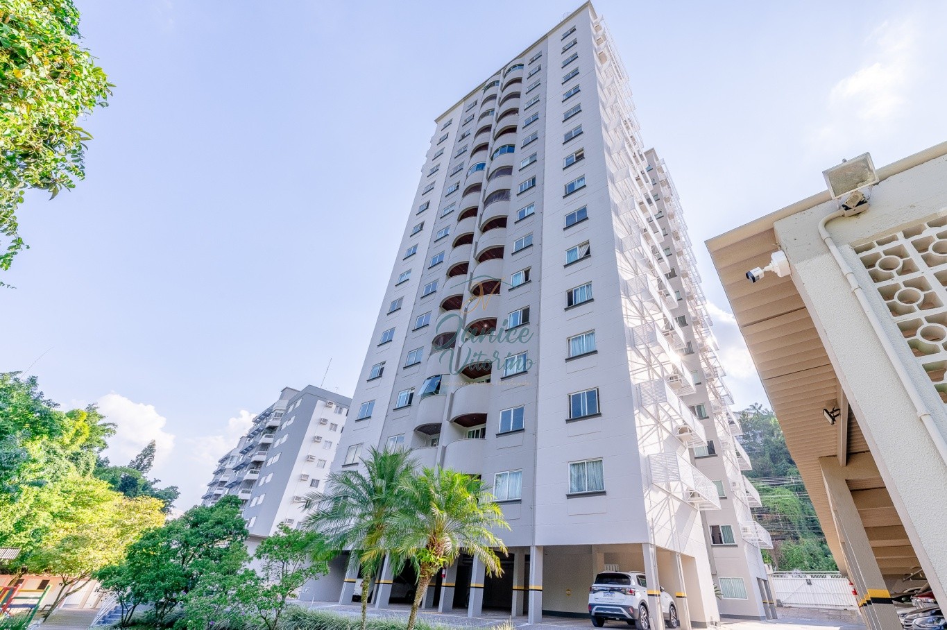 Apartamento na Região Central - 4 Dormitórios sendo Duas Suítes - Duas Garagens - foto 1