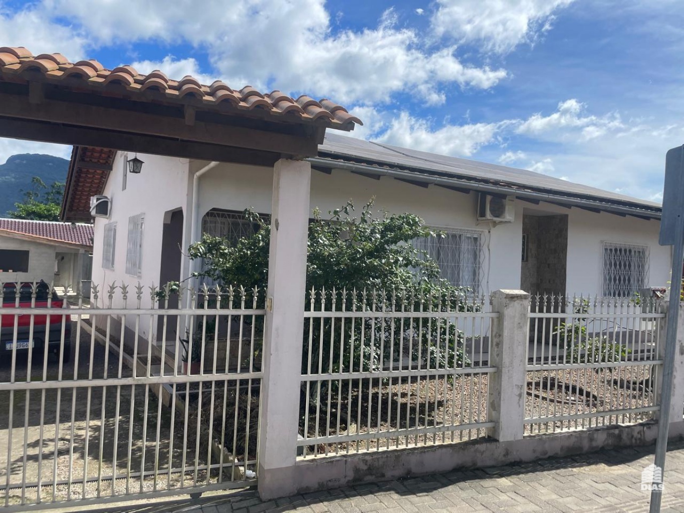 Se encante com esta belíssima residência no Centro de Rodeio! - foto 1