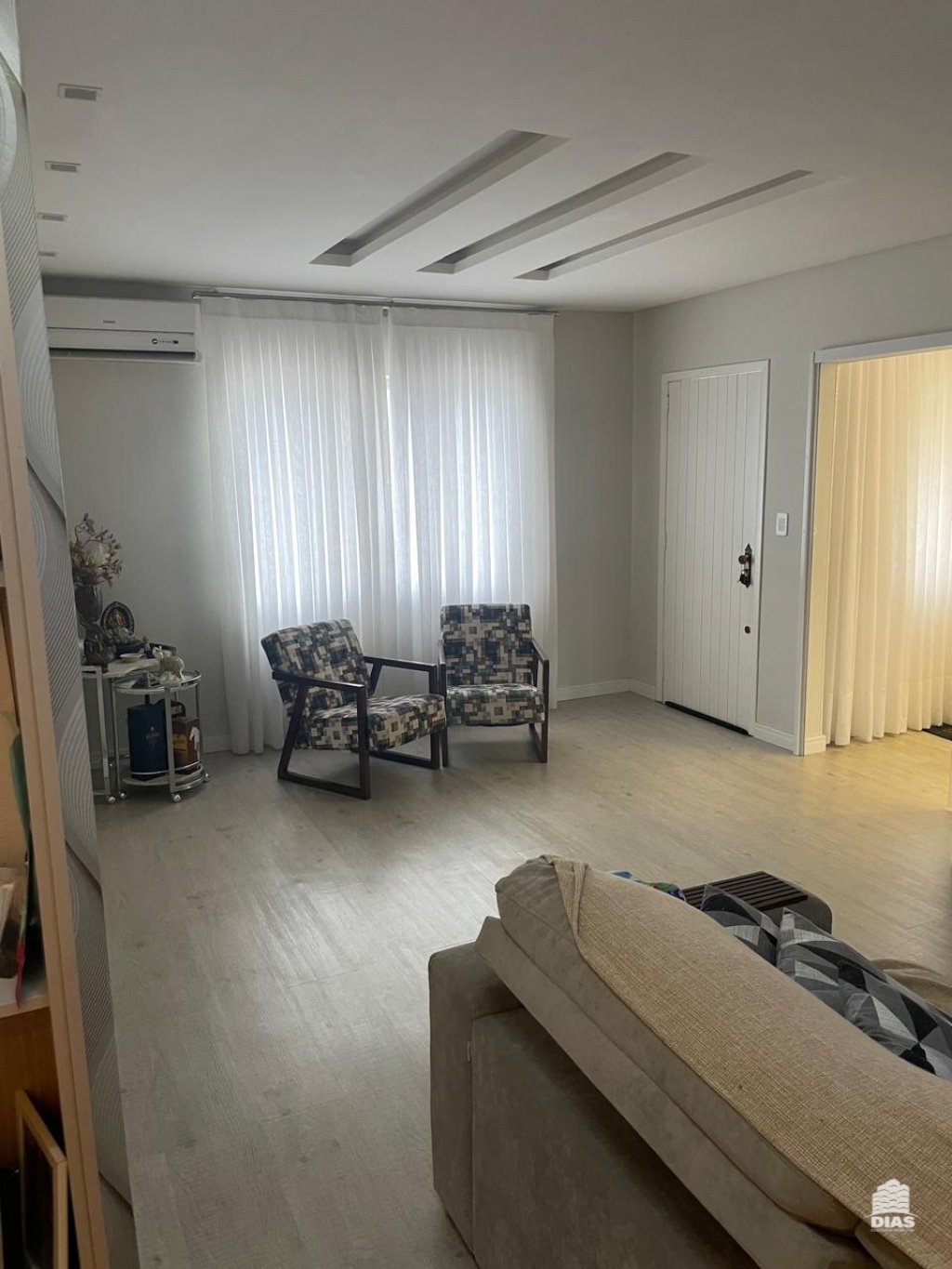 Se encante com esta belíssima residência no Centro de Rodeio! — foto 5