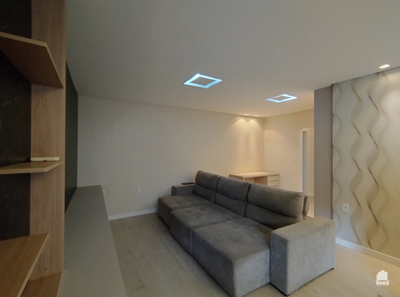 Se encante com esta belíssima residência no Centro de Rodeio! — foto 2