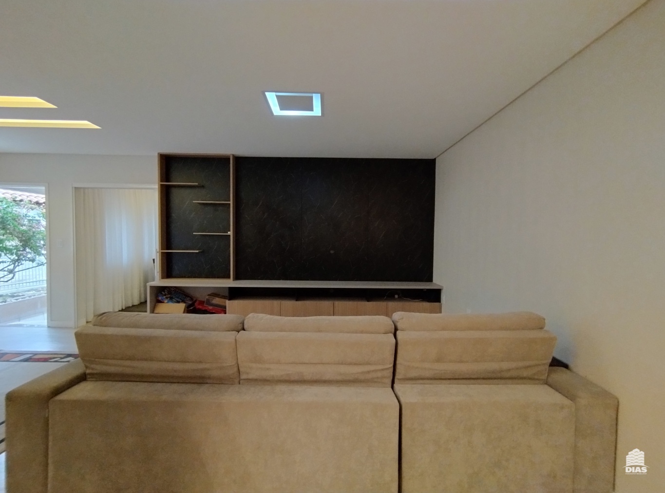 Se encante com esta belíssima residência no Centro de Rodeio! — foto 3