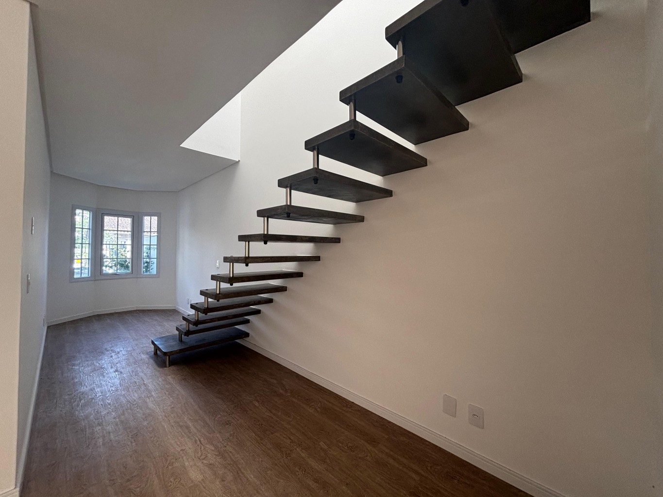 Casa estilo Européia, em rua sem saida, com 3 dormitórios sendo 1 suite, R$: 750.000,00 COD:996 — foto 4