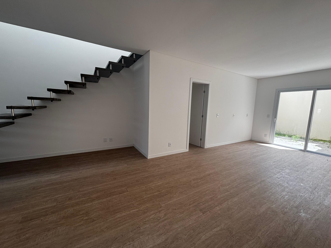 Casa estilo Européia, em rua sem saida, com 3 dormitórios sendo 1 suite, R$: 750.000,00 COD:996 — foto 2