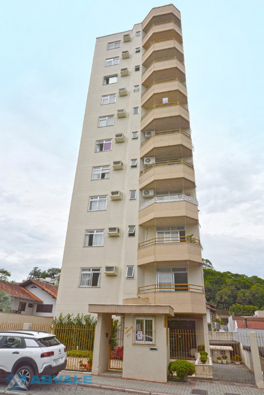 1 Suíte + 2 dormitórios com cozinha com armários com duas vagas de garagem a 2 Km do Centro - foto 1