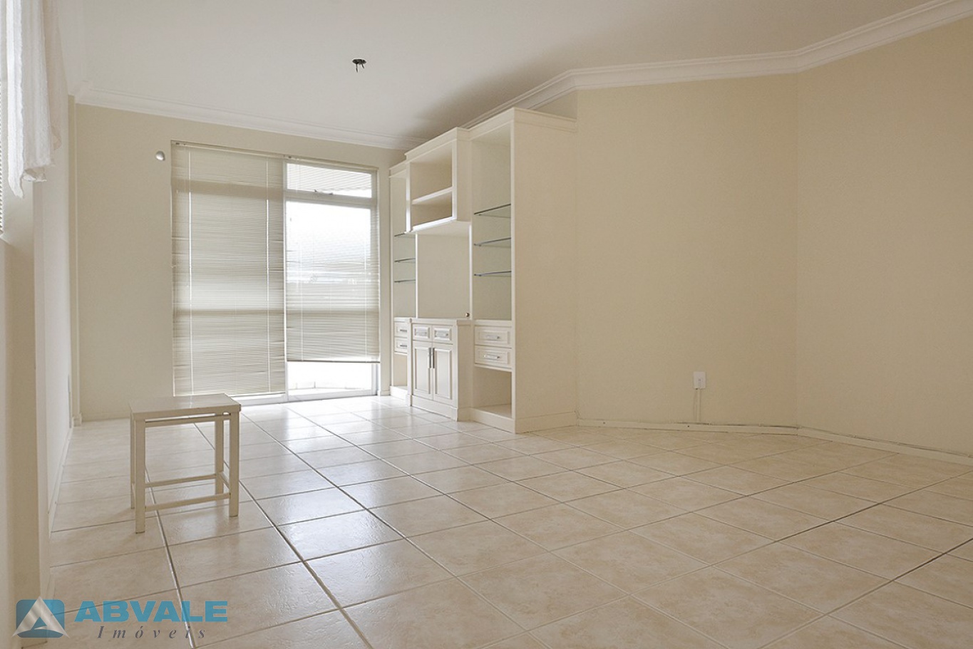 1 Suíte + 2 dormitórios com cozinha com armários com duas vagas de garagem a 2 Km do Centro — foto 3