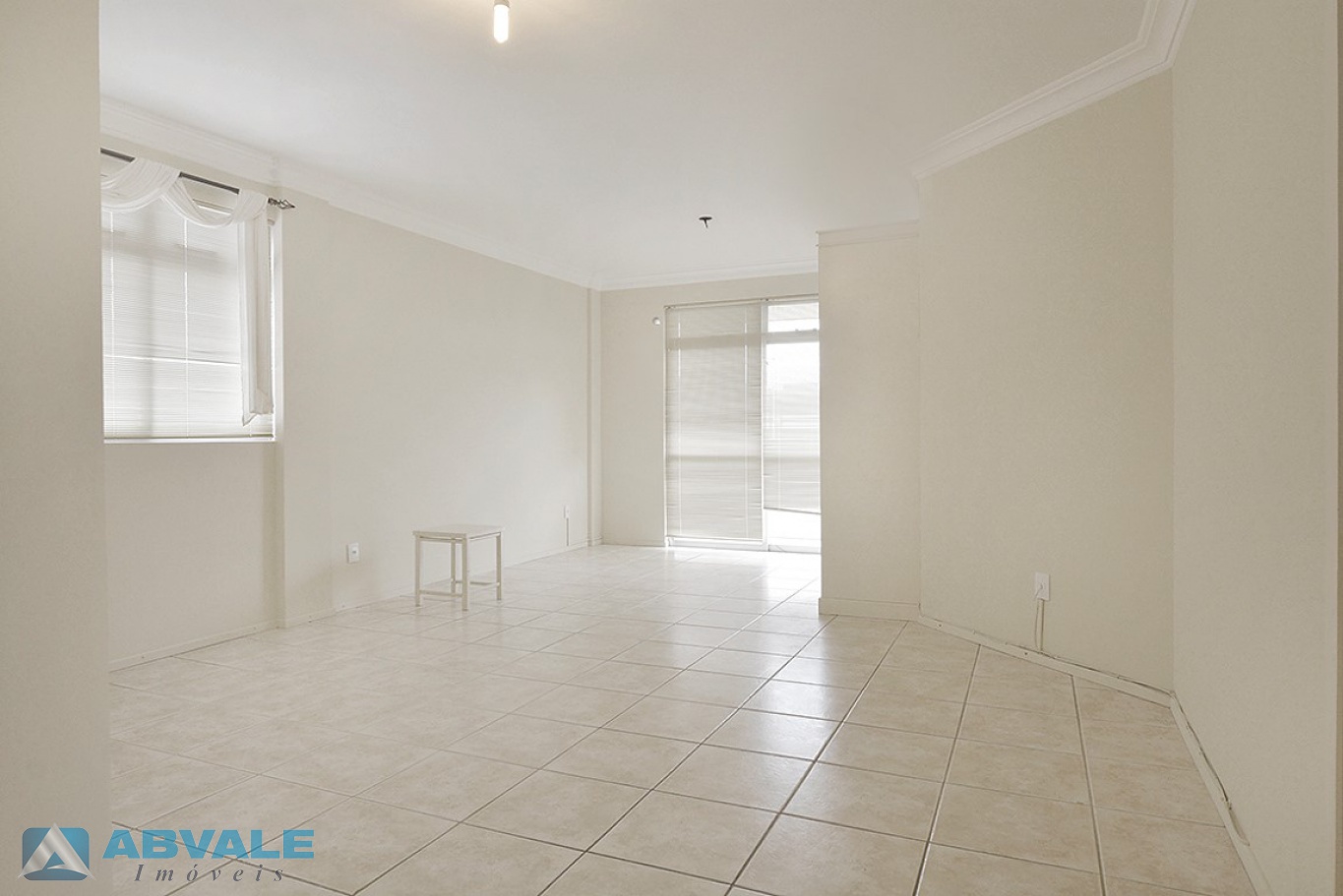 1 Suíte + 2 dormitórios com cozinha com armários com duas vagas de garagem a 2 Km do Centro — foto 2