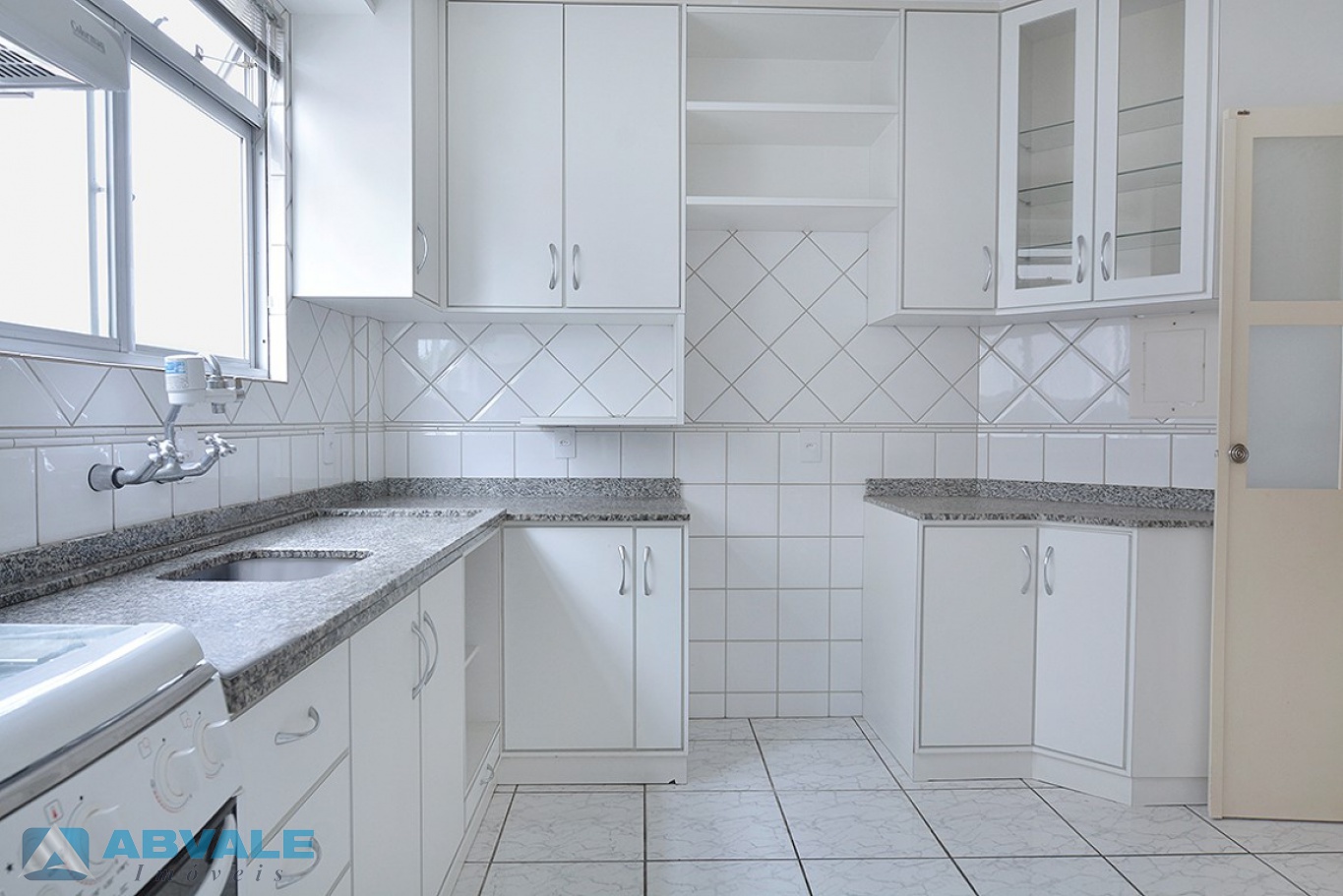 1 Suíte + 2 dormitórios com cozinha com armários com duas vagas de garagem a 2 Km do Centro — foto 7