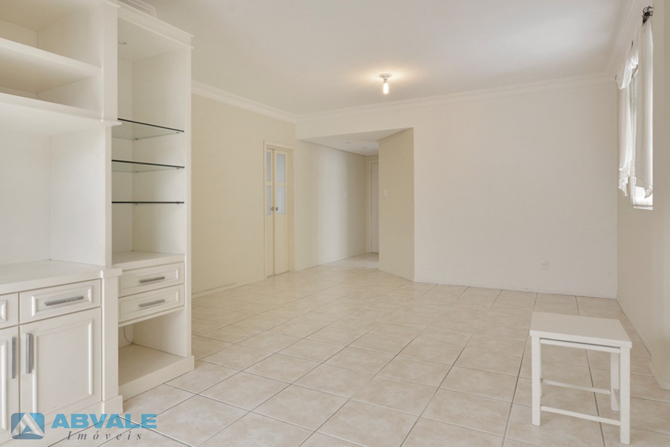 1 Suíte + 2 dormitórios com cozinha com armários com duas vagas de garagem a 2 Km do Centro — foto 4