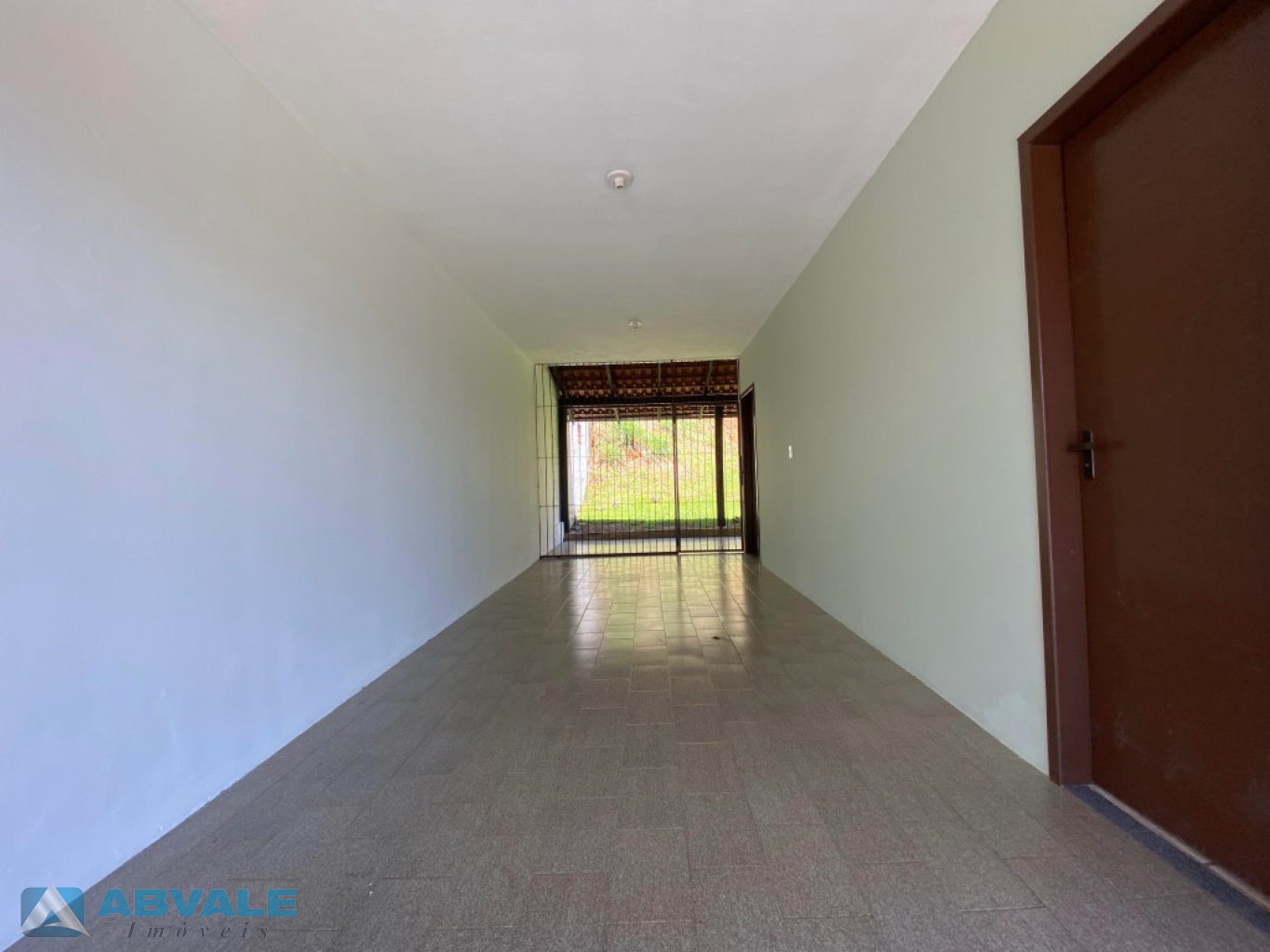 Casa de Alvenaria, sozinha no terreno, com quintal nos fundos, varanda na frente, cercada, murada e com garagem — foto 3