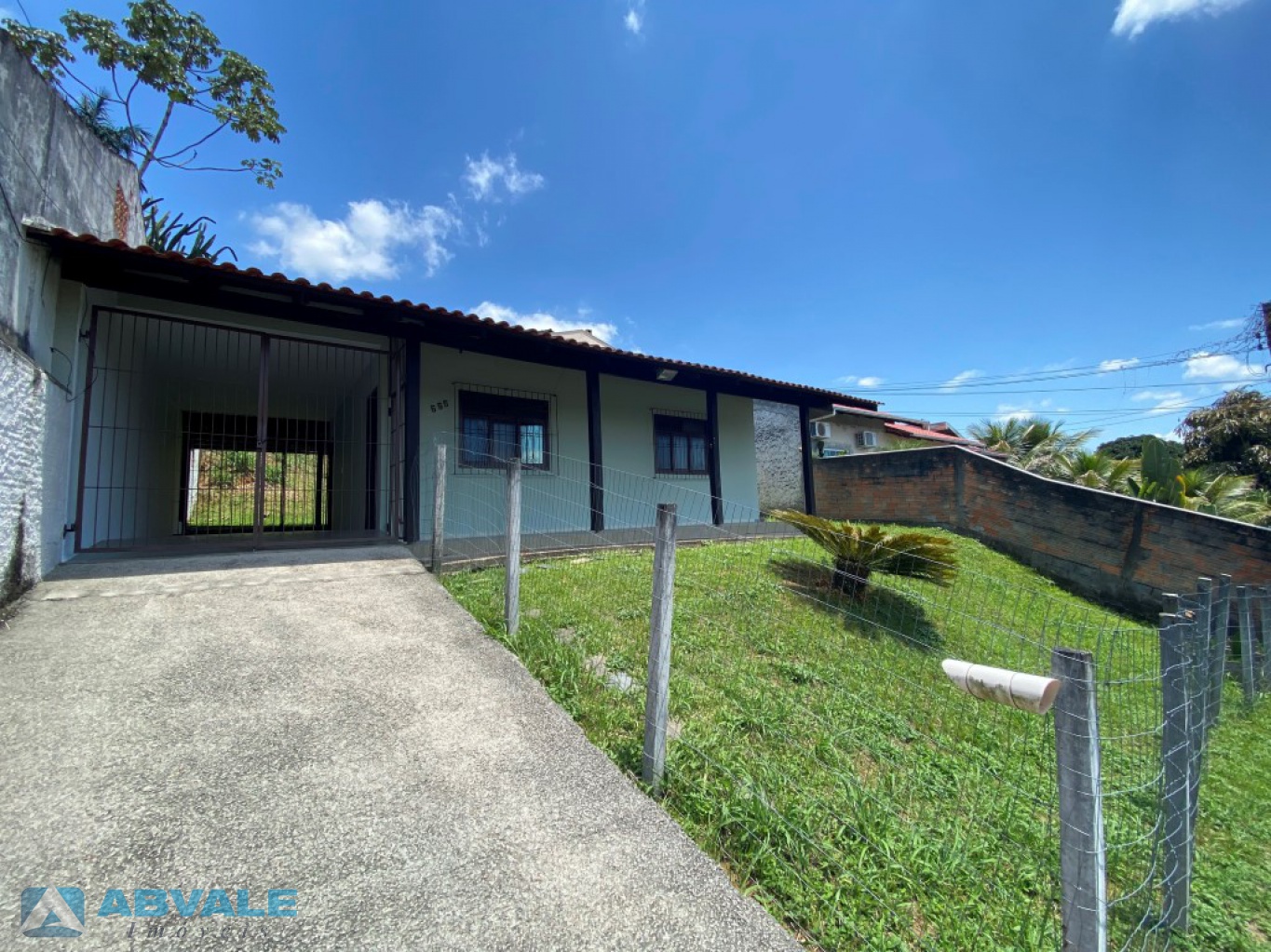 Casa de Alvenaria, sozinha no terreno, com quintal nos fundos, varanda na frente, cercada, murada e com garagem — foto 2