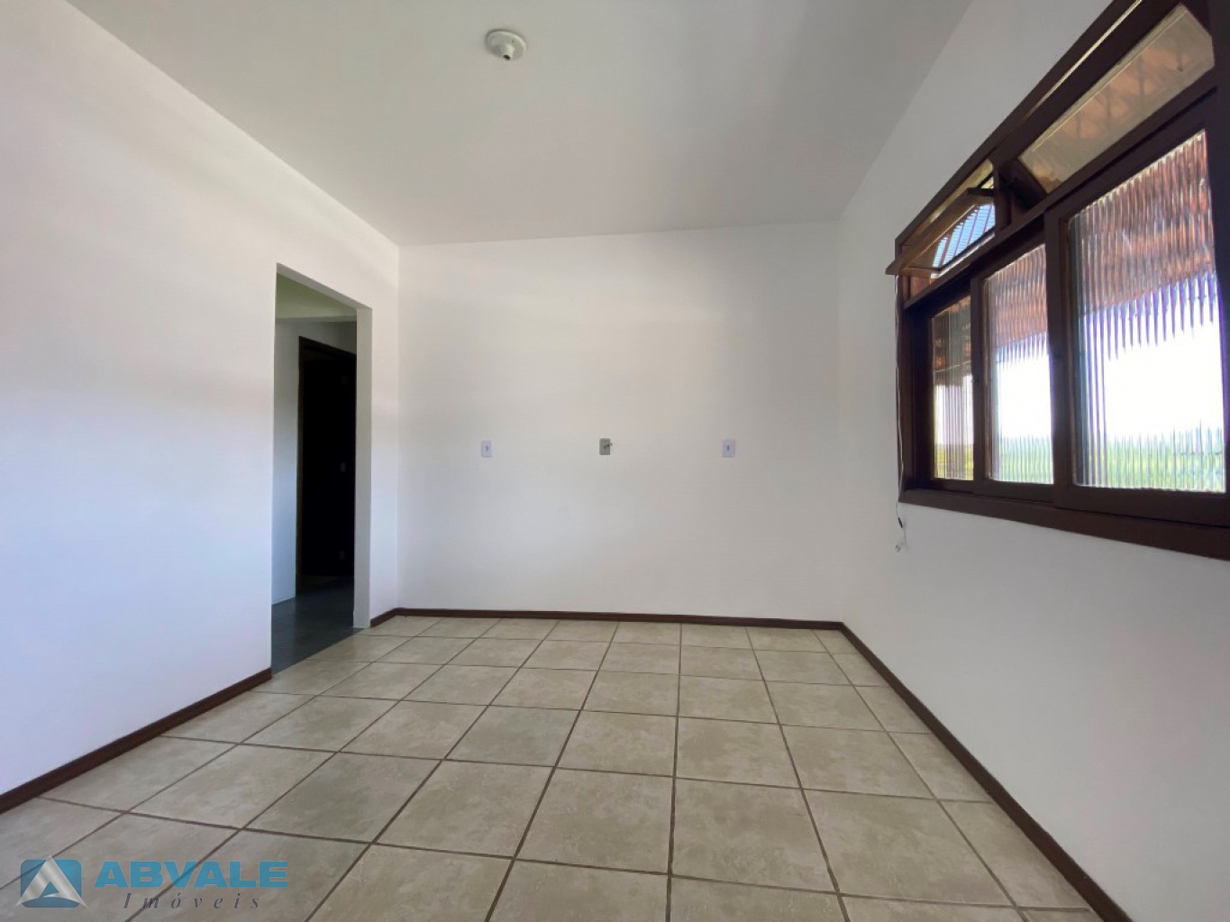 Casa de Alvenaria, sozinha no terreno, com quintal nos fundos, varanda na frente, cercada, murada e com garagem — foto 5