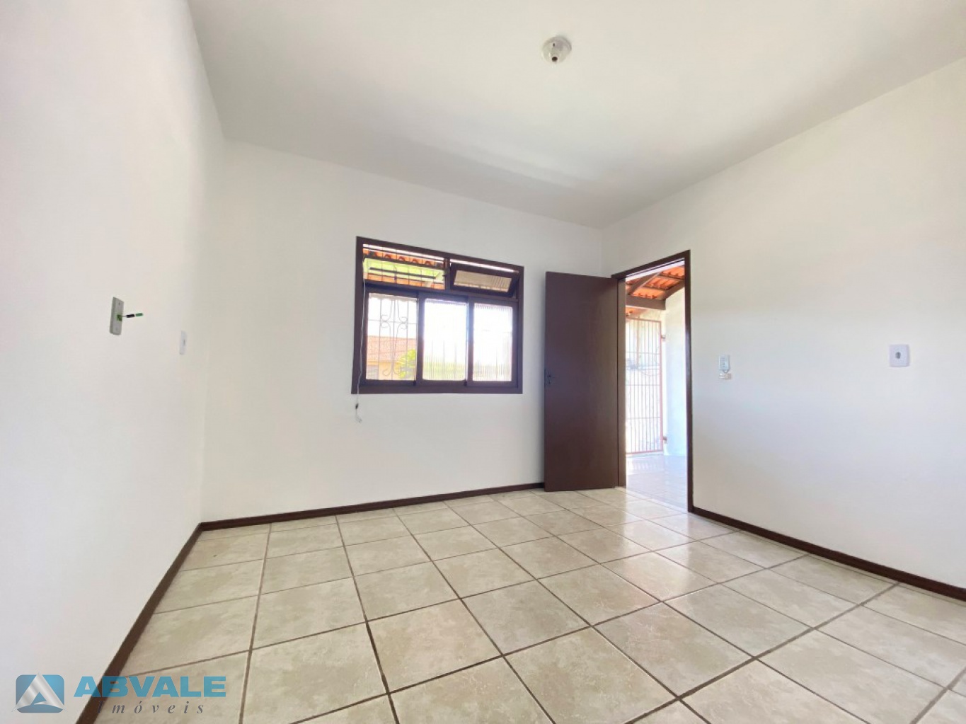 Casa de Alvenaria, sozinha no terreno, com quintal nos fundos, varanda na frente, cercada, murada e com garagem — foto 6