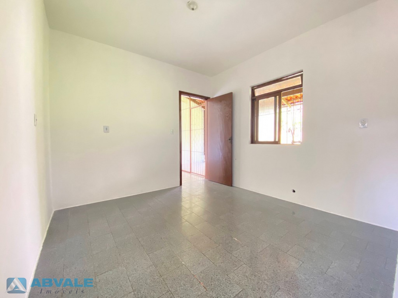 Casa de Alvenaria, sozinha no terreno, com quintal nos fundos, varanda na frente, cercada, murada e com garagem — foto 7