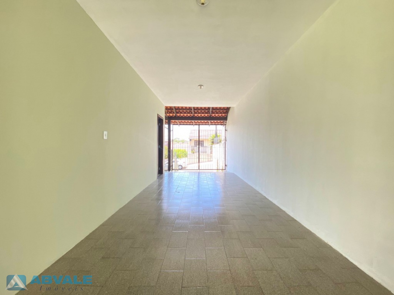 Casa de Alvenaria, sozinha no terreno, com quintal nos fundos, varanda na frente, cercada, murada e com garagem — foto 4