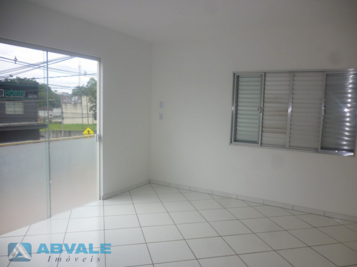 SALA COMERCIAL - Ideal para Clinicas, salão de beleza, escolas, escritórios - Localizada em Corredor de serviço privilegiado. — foto 2