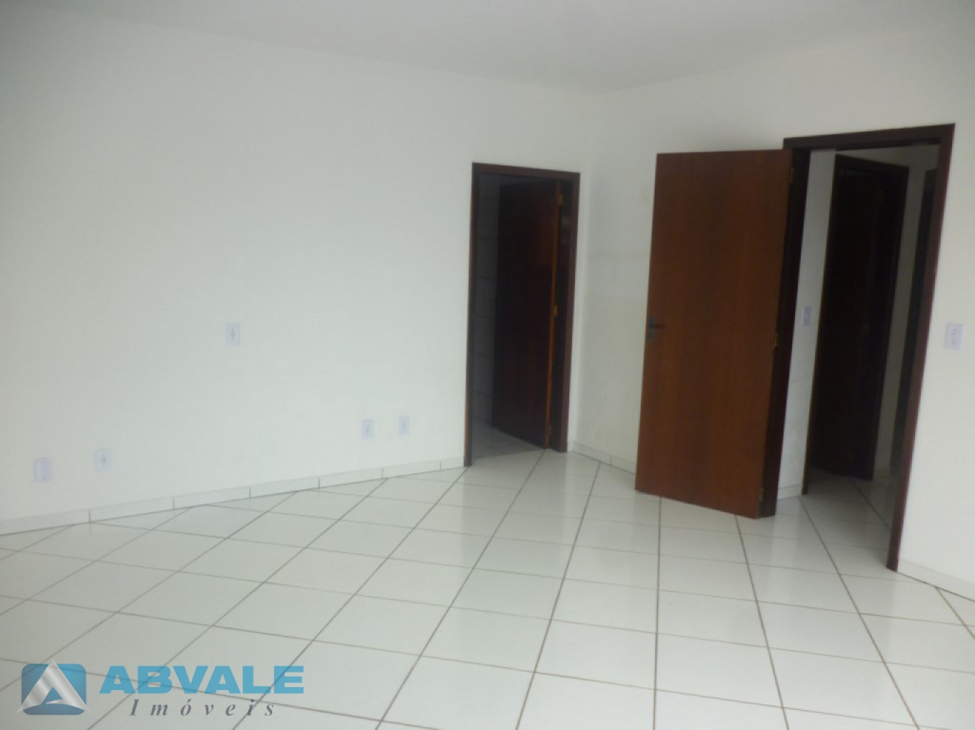 SALA COMERCIAL - Ideal para Clinicas, salão de beleza, escolas, escritórios - Localizada em Corredor de serviço privilegiado. — foto 3