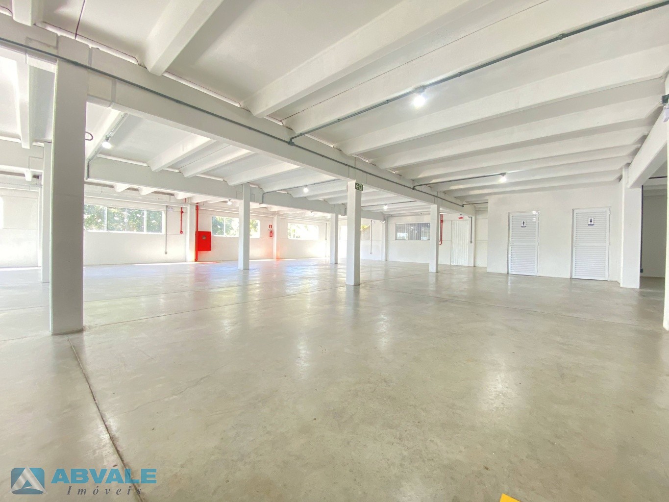 Galpão industrial/comercial de 307m, estacionamento amplo, bicicletário e espaço para guarita. Ideal para negócios diversos. — foto 5